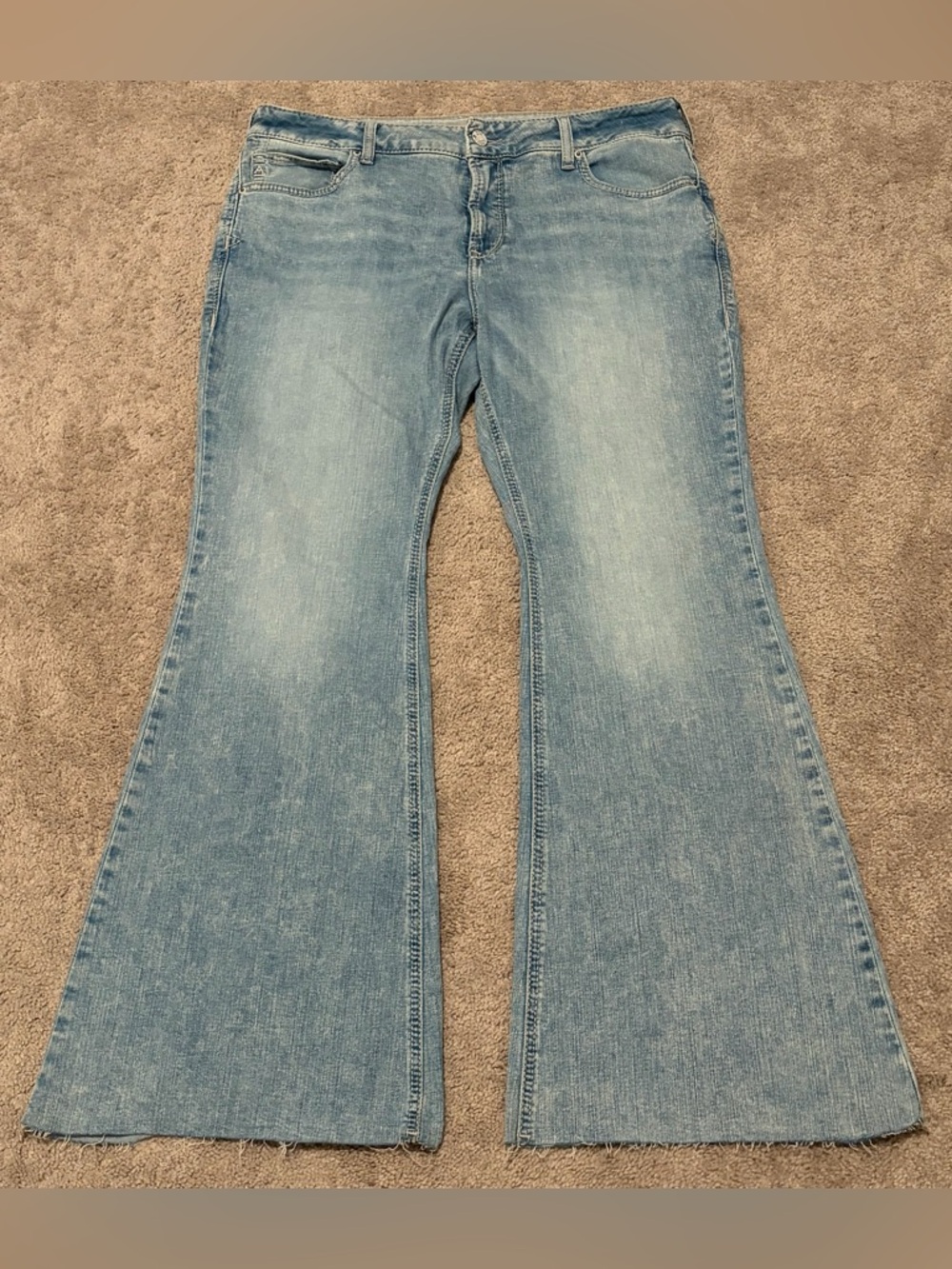 NWT Ariat Perfect Rise Women’s Light Blue Flare Jeans Size 34 R (36x32)